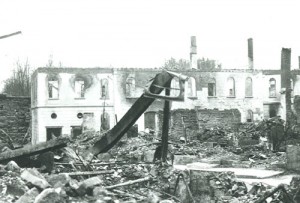 1943 das zerstörte Rathaus